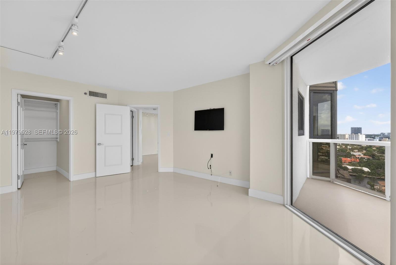 HARBOR TWS AT THE WATERWA - Residential