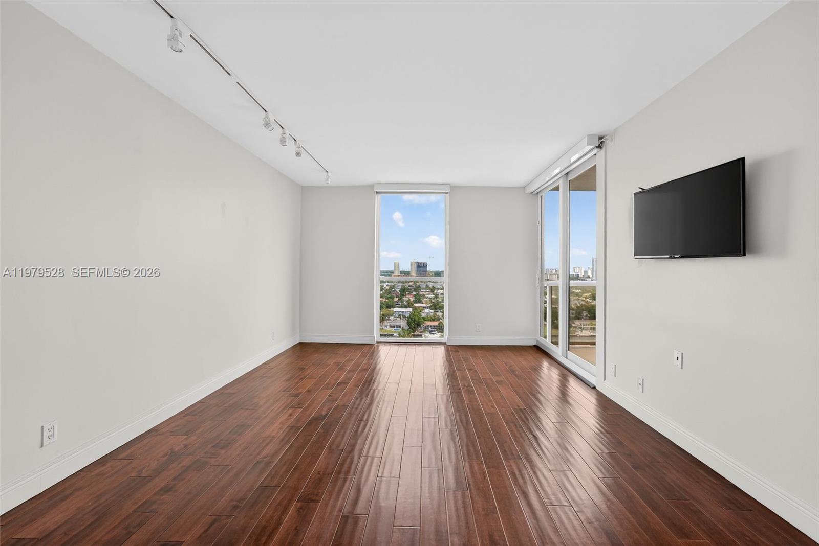 HARBOR TWS AT THE WATERWA - Residential