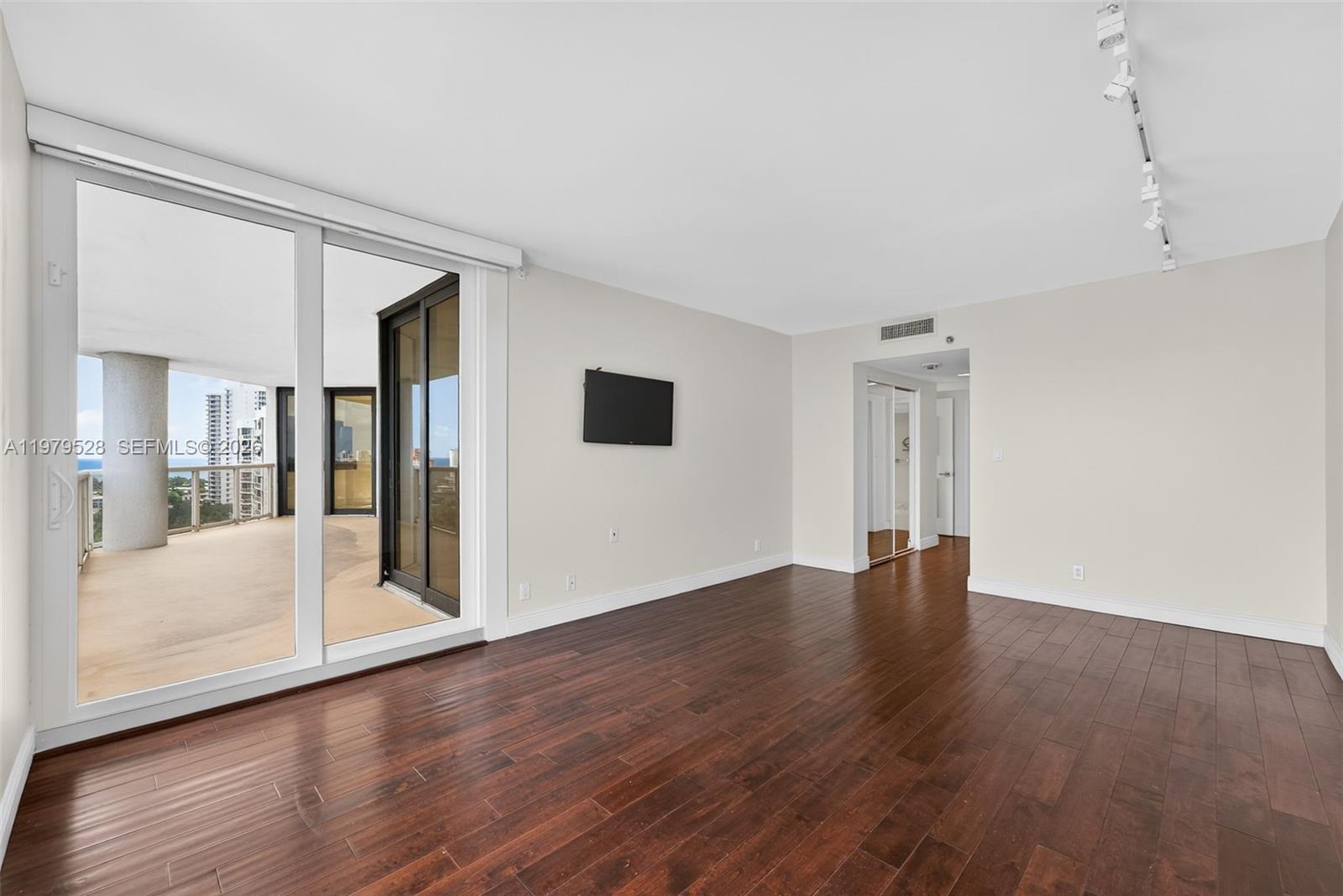 HARBOR TWS AT THE WATERWA - Residential