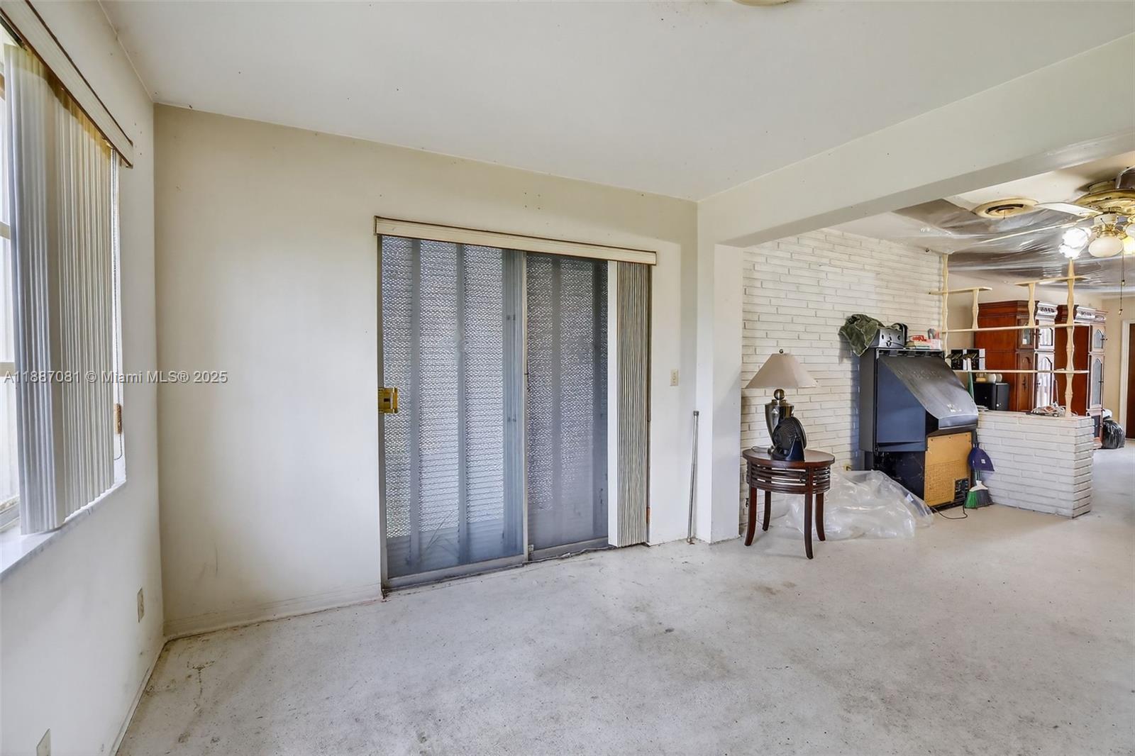 HOLLYWOOD HILLS - Residential