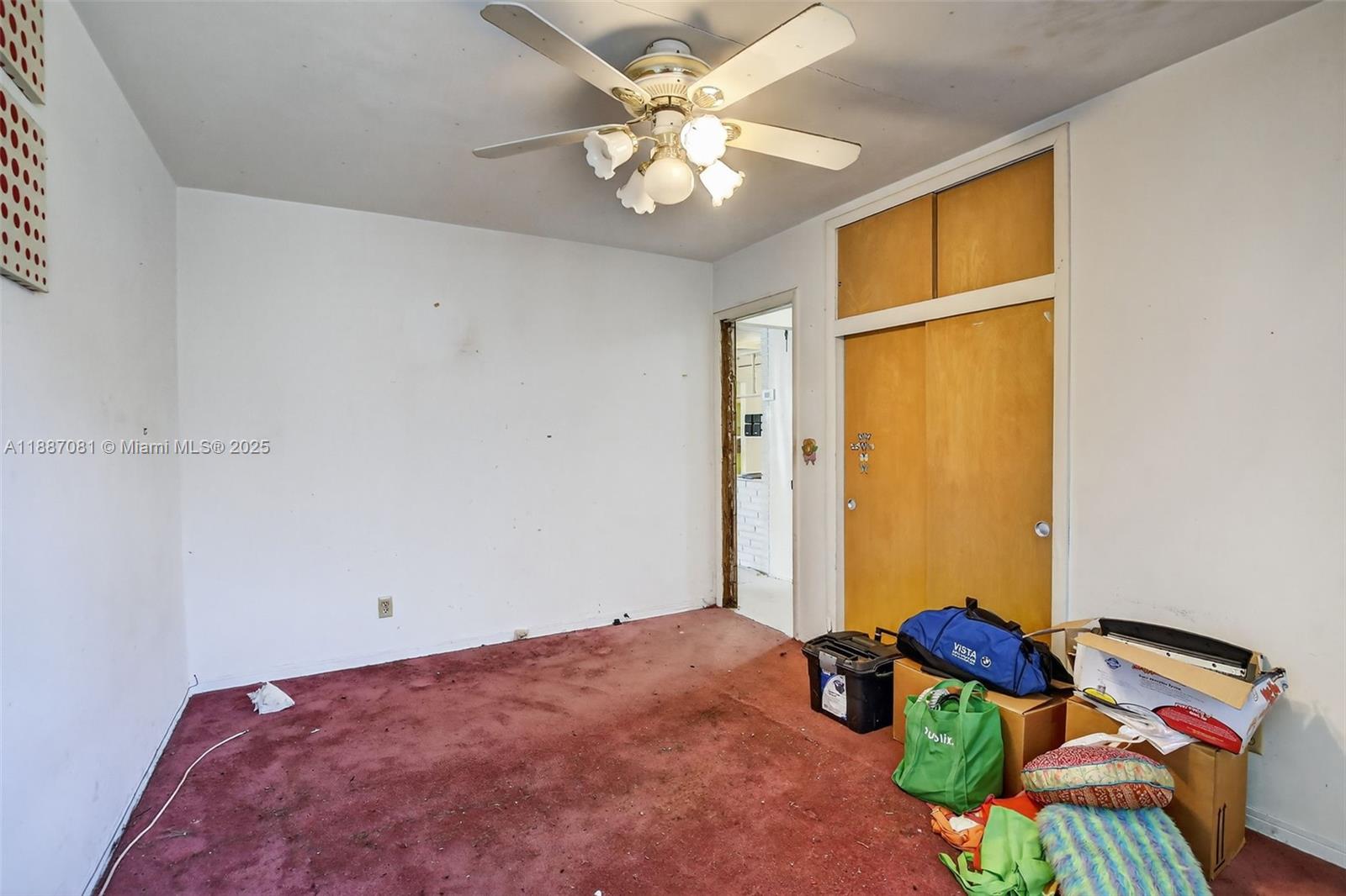 HOLLYWOOD HILLS - Residential