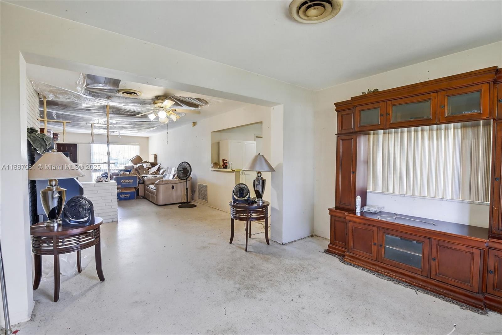 HOLLYWOOD HILLS - Residential