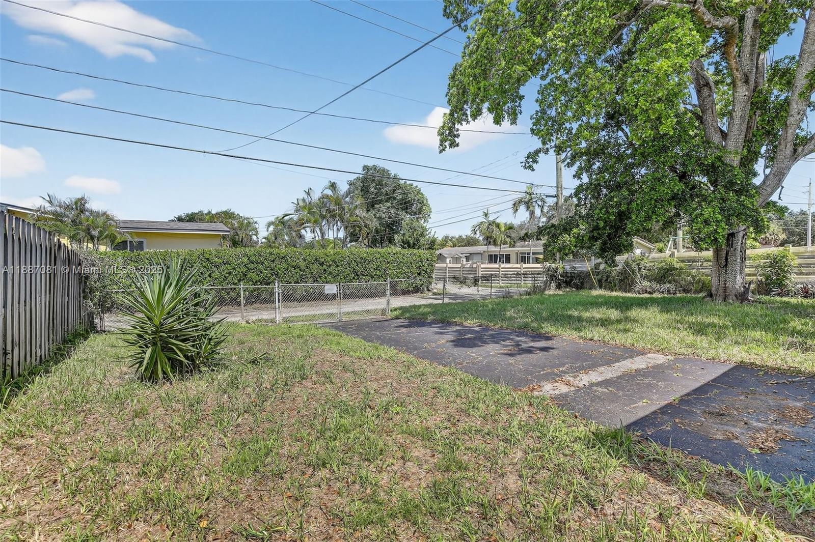 HOLLYWOOD HILLS - Residential