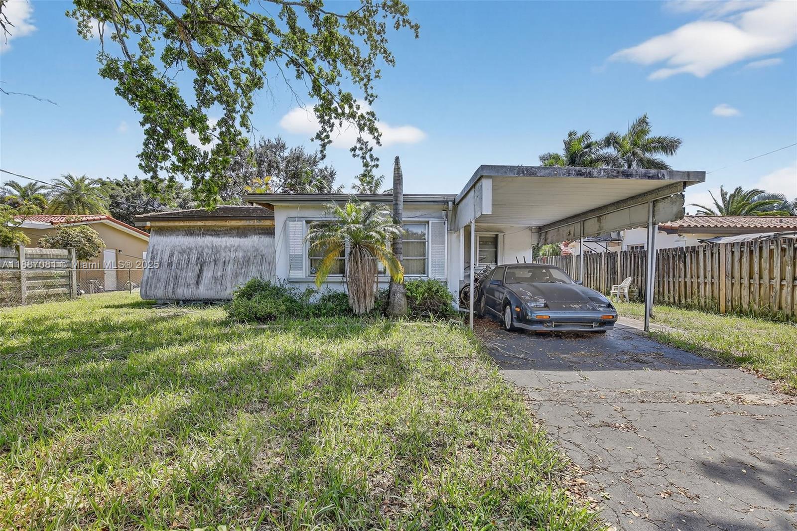 HOLLYWOOD HILLS - Residential