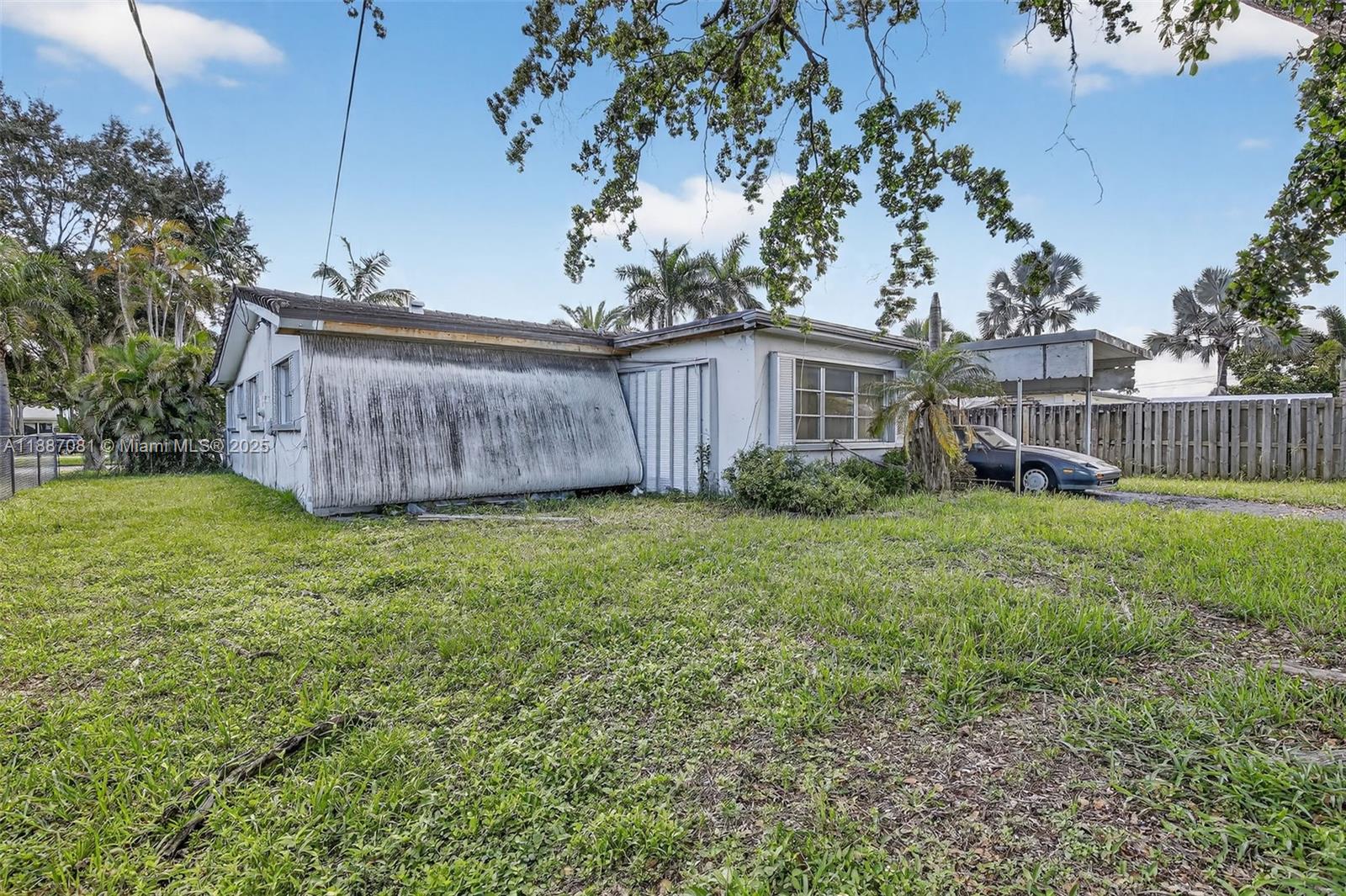 HOLLYWOOD HILLS - Residential
