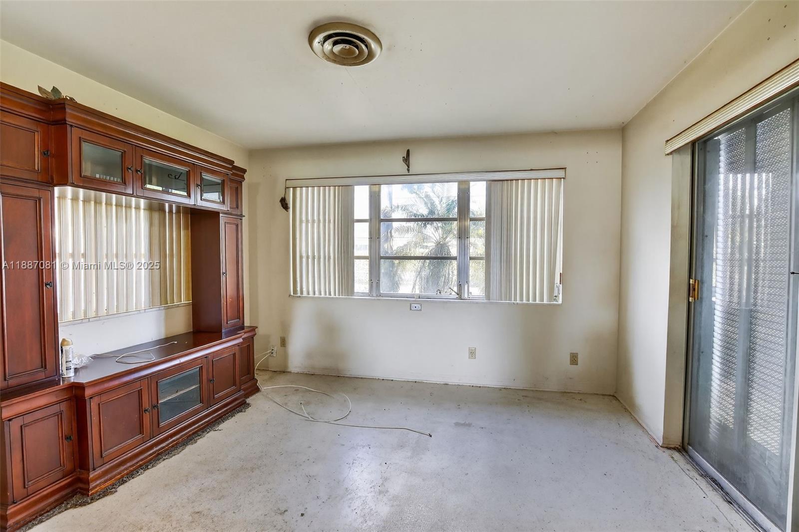 HOLLYWOOD HILLS - Residential