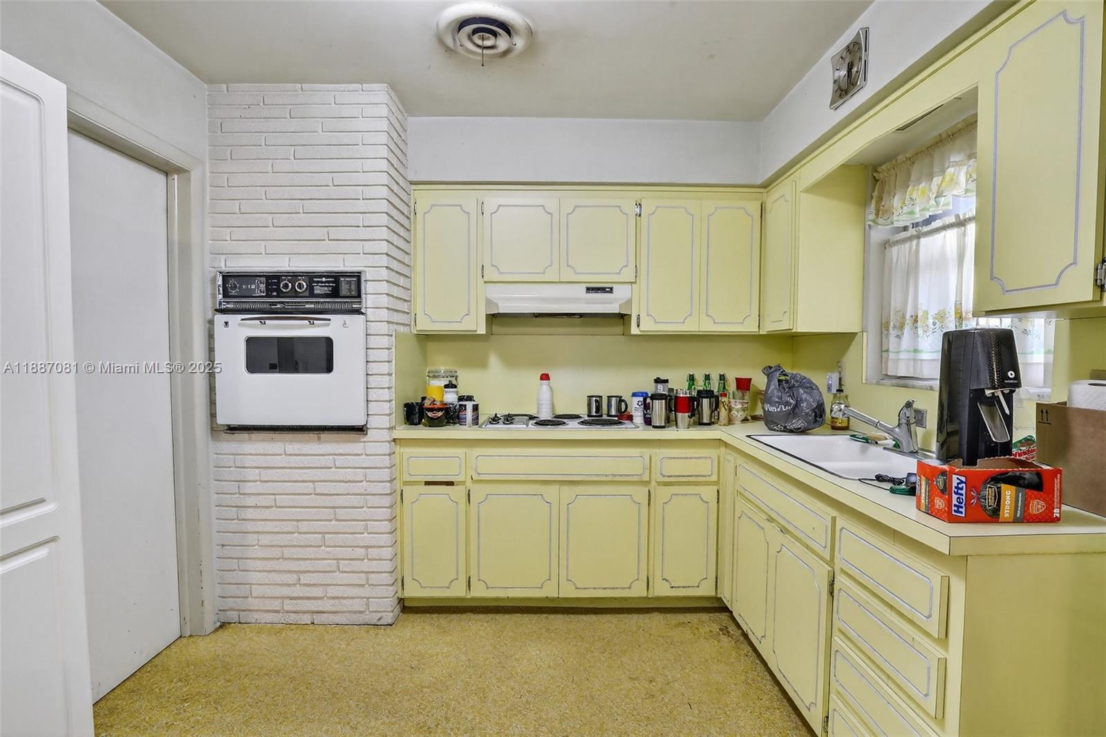 HOLLYWOOD HILLS - Residential