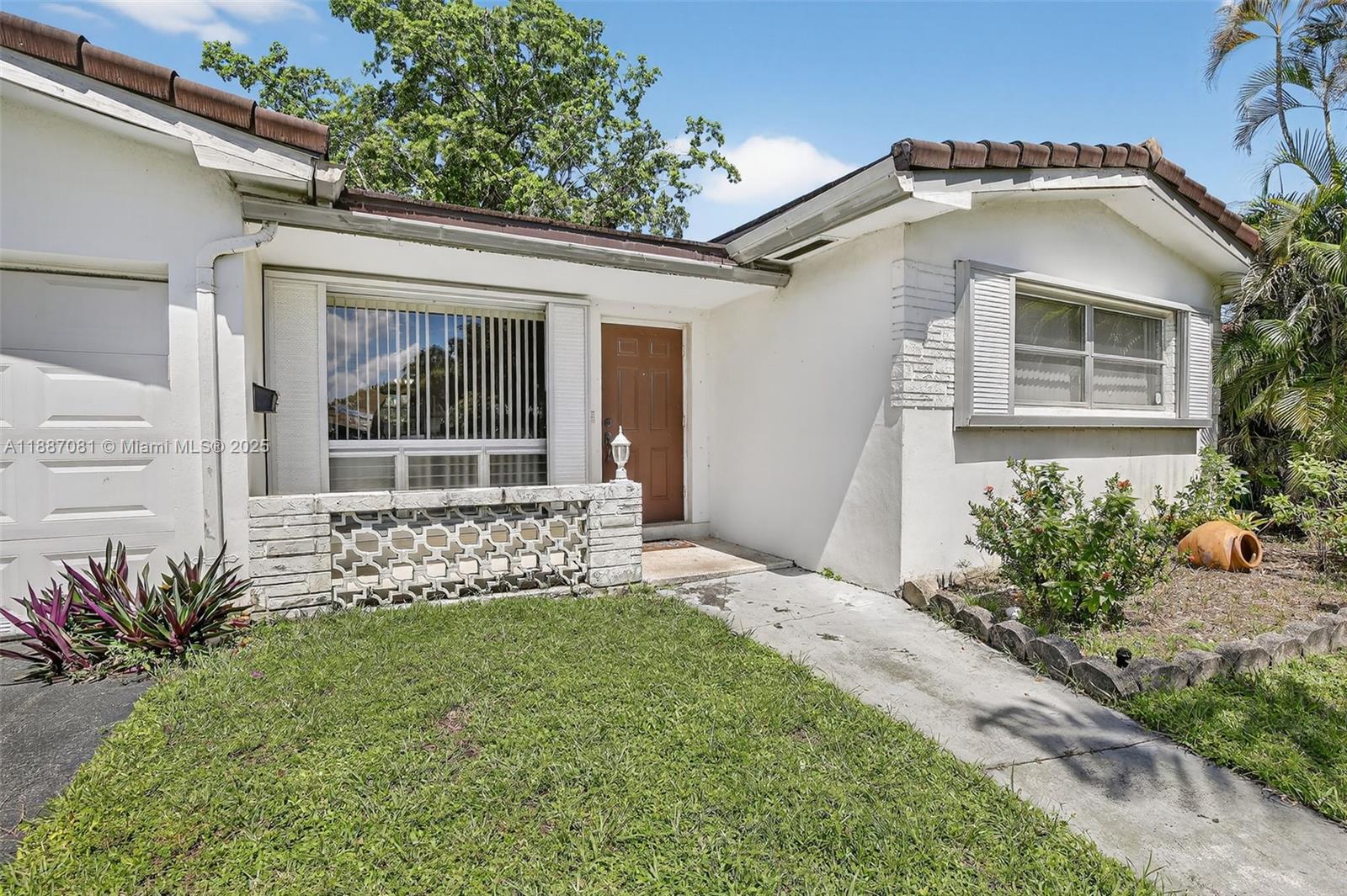 HOLLYWOOD HILLS - Residential