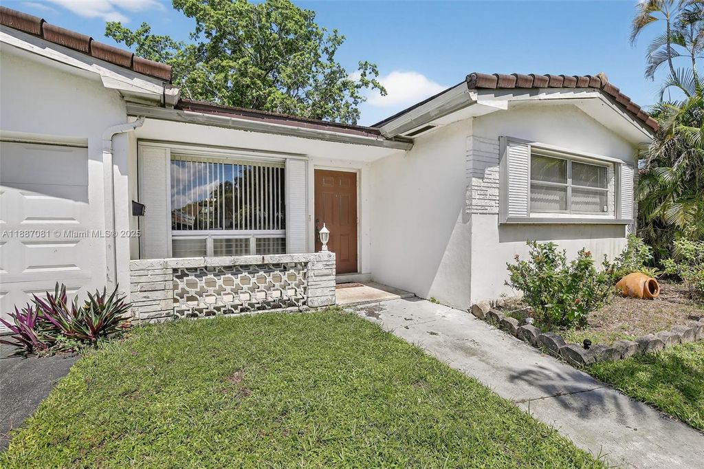 Photo of 4315 W Park Rd, Hollywood, FL 33021 (MLS # A11887081)