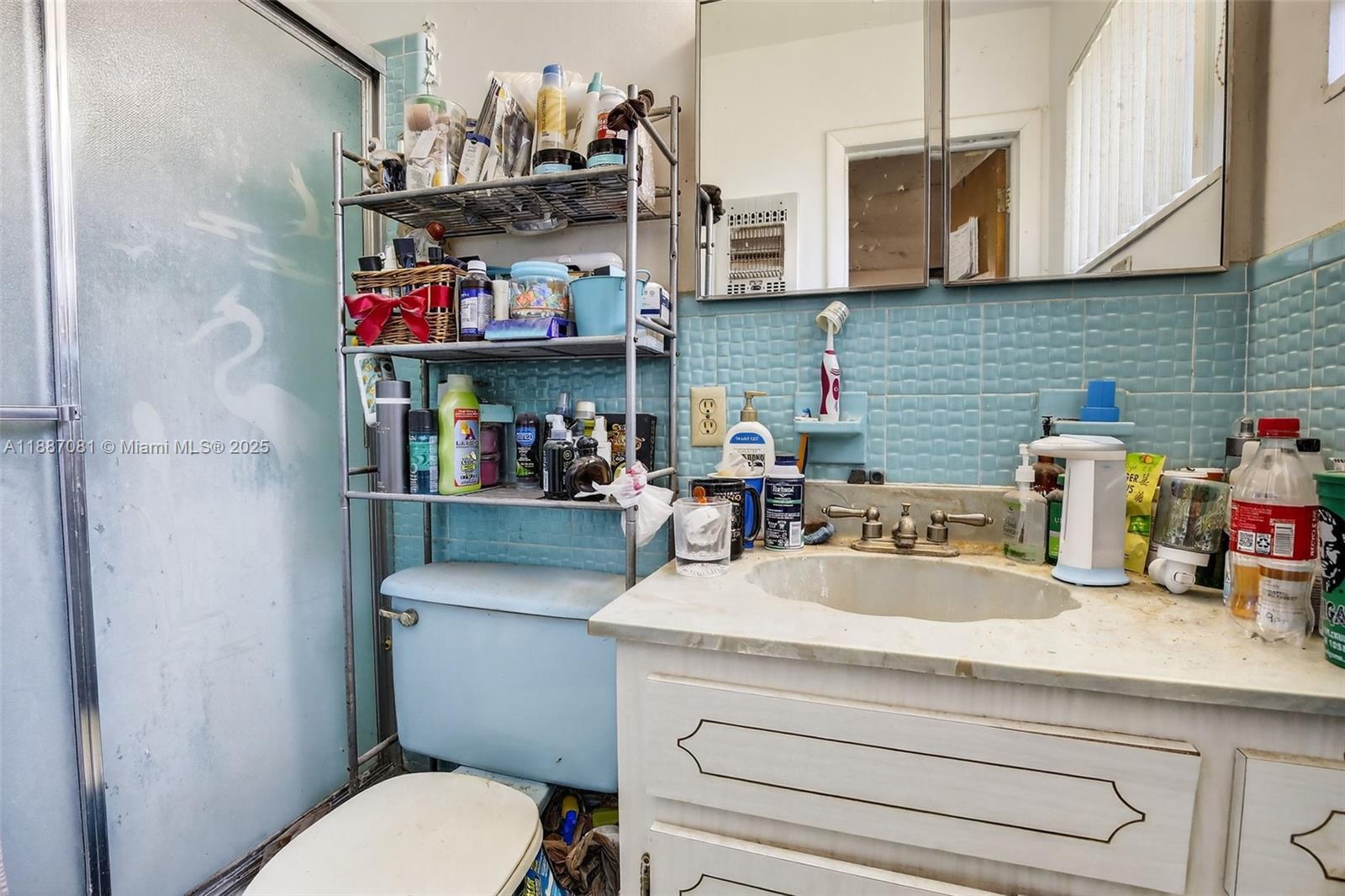 HOLLYWOOD HILLS - Residential