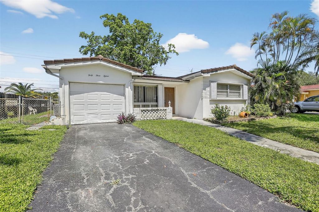 Photo of 4315 W Park Rd, Hollywood, FL 33021 (MLS # A11887081)