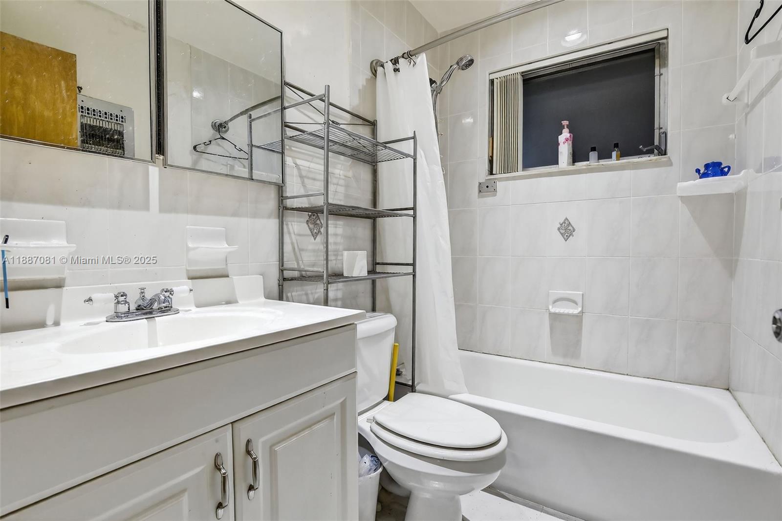 HOLLYWOOD HILLS - Residential