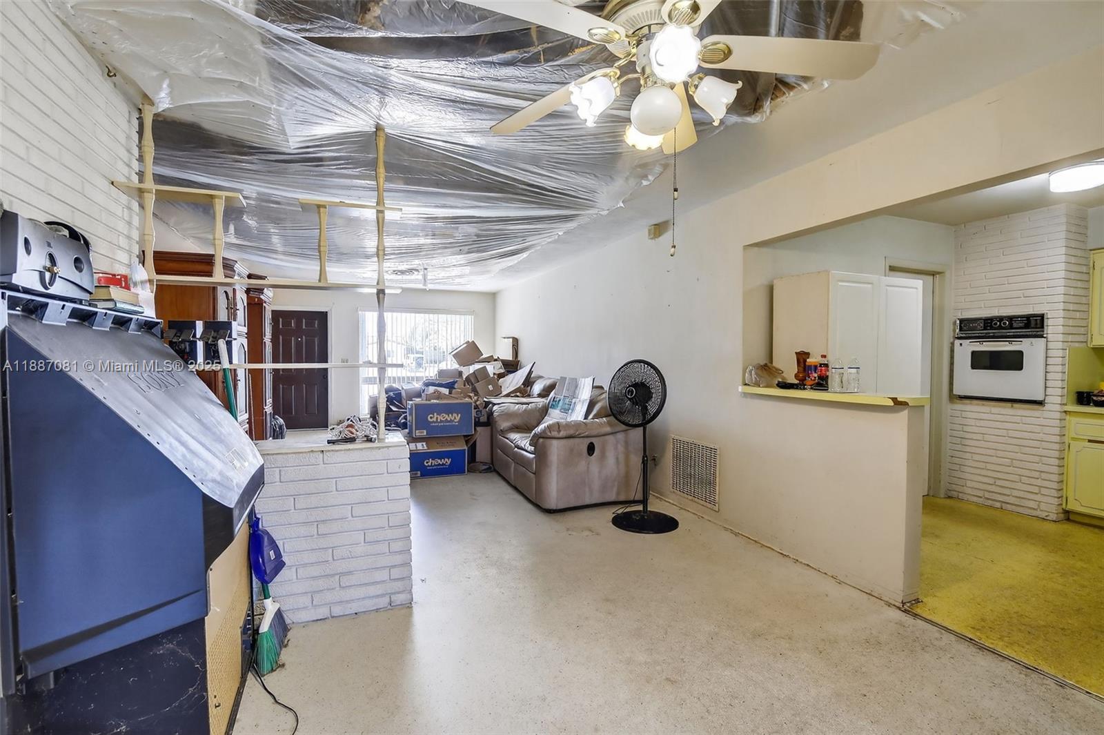 HOLLYWOOD HILLS - Residential