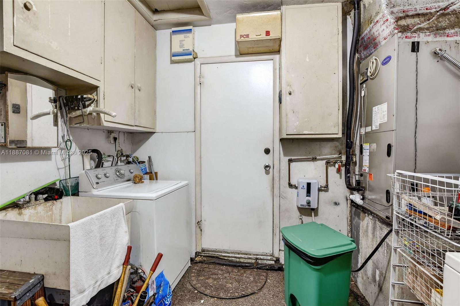 HOLLYWOOD HILLS - Residential