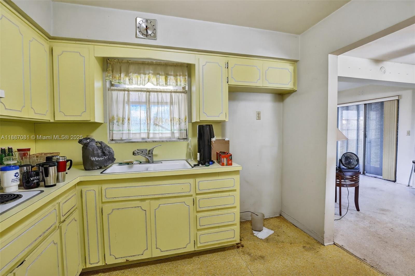 HOLLYWOOD HILLS - Residential