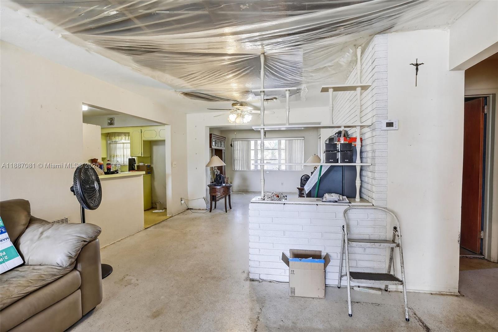 HOLLYWOOD HILLS - Residential