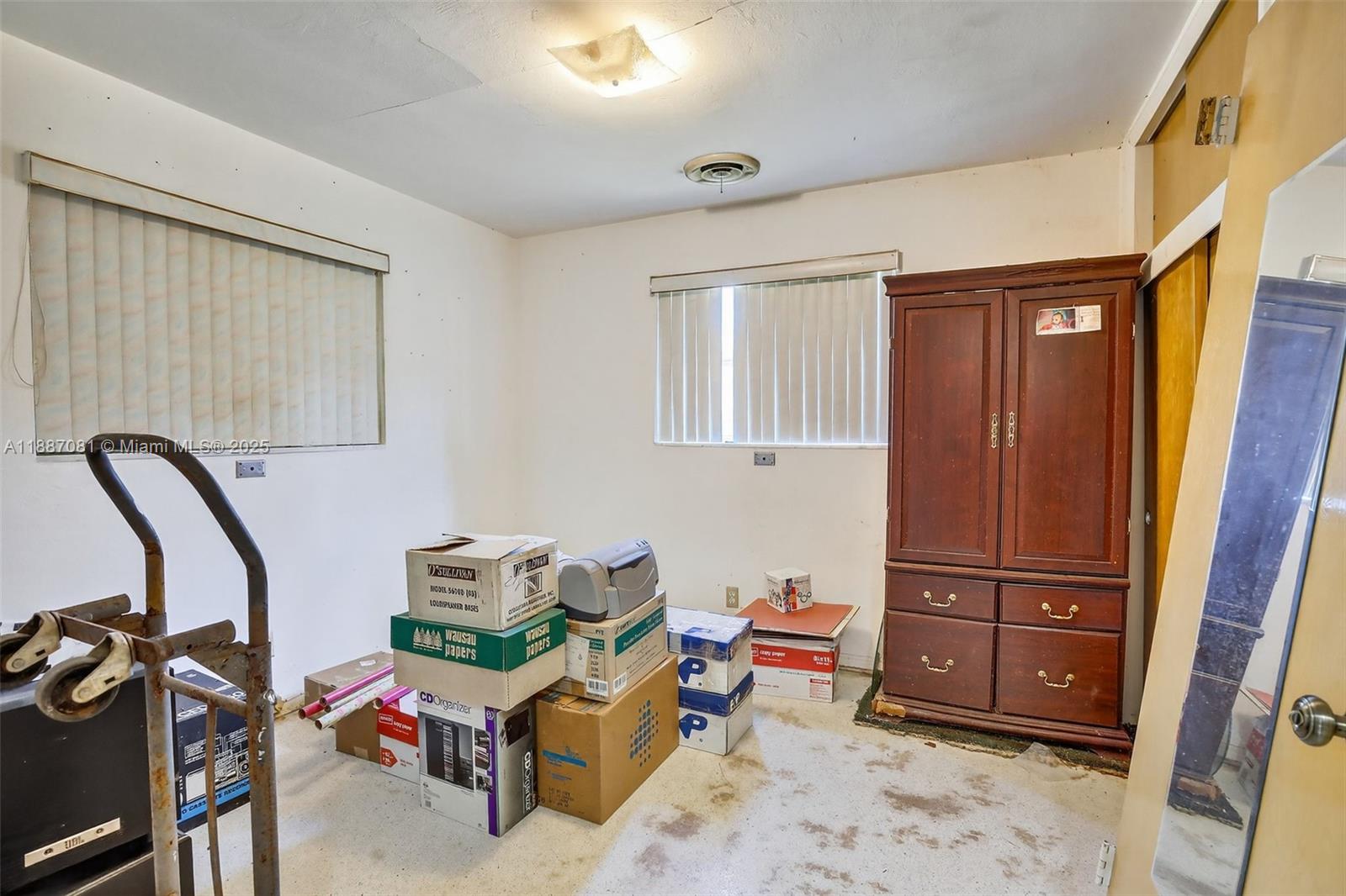 HOLLYWOOD HILLS - Residential