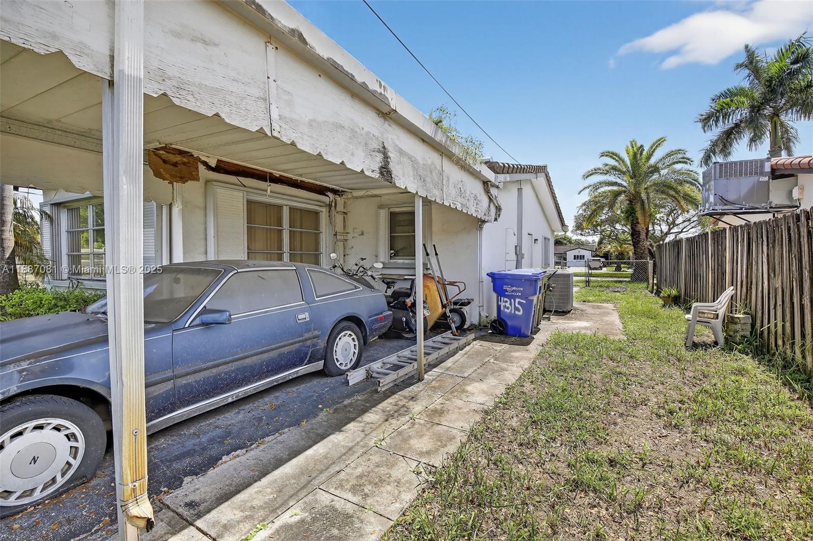 HOLLYWOOD HILLS - Residential
