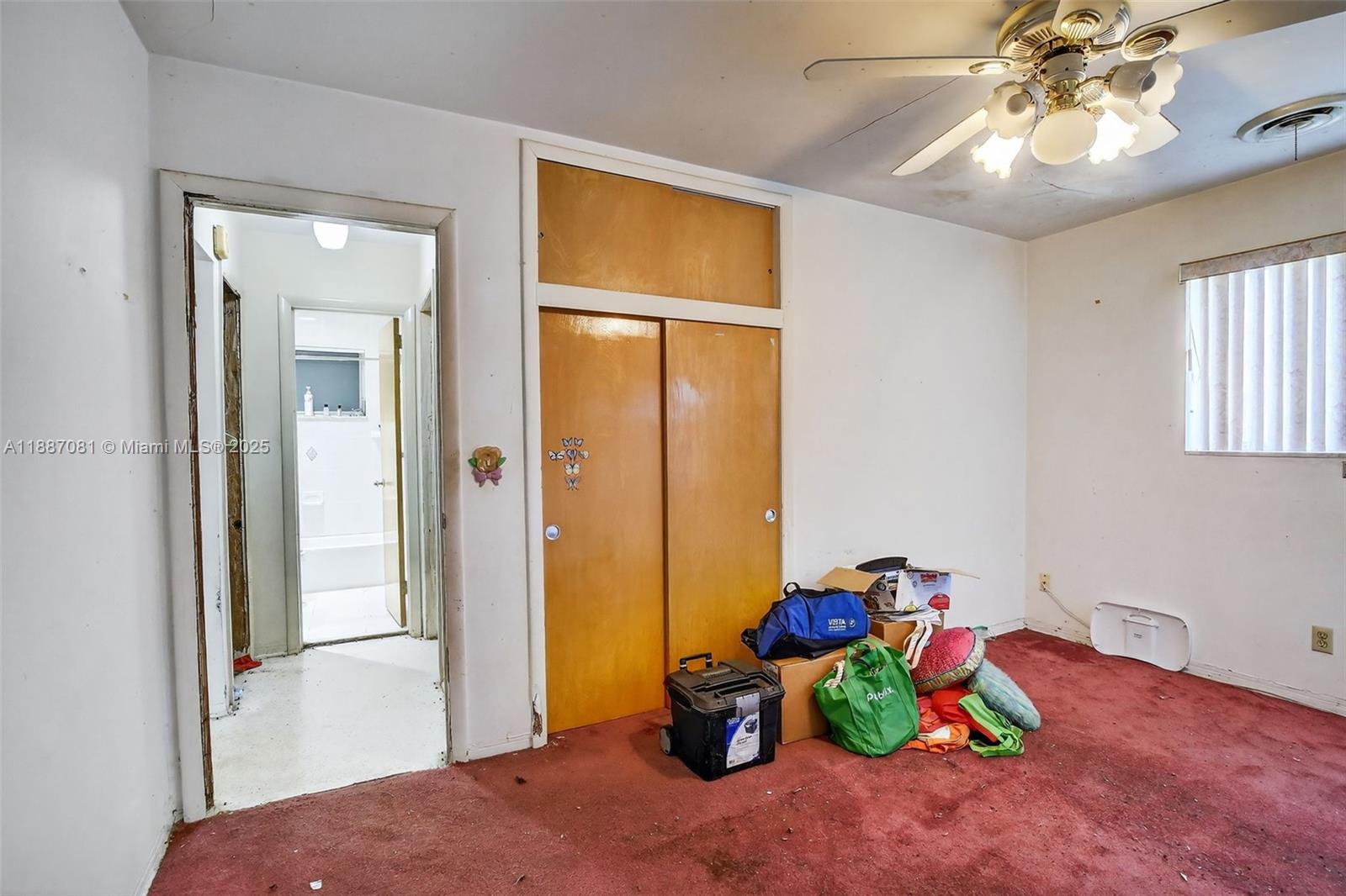 HOLLYWOOD HILLS - Residential