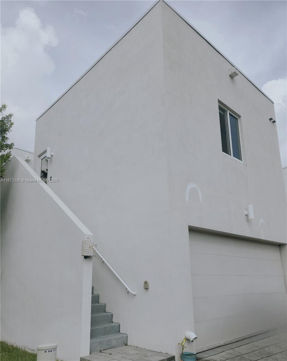 LARGE studio in the highly sought-after Landmark at Doral Community. This modern NextGen unit includes private washer and dryer inside, with utilities (water & electricity) included. This is an ideal space for professionals, students, or renters looking for comfort, privacy, and convenience in one of Doral’s most vibrant neighborhoods.