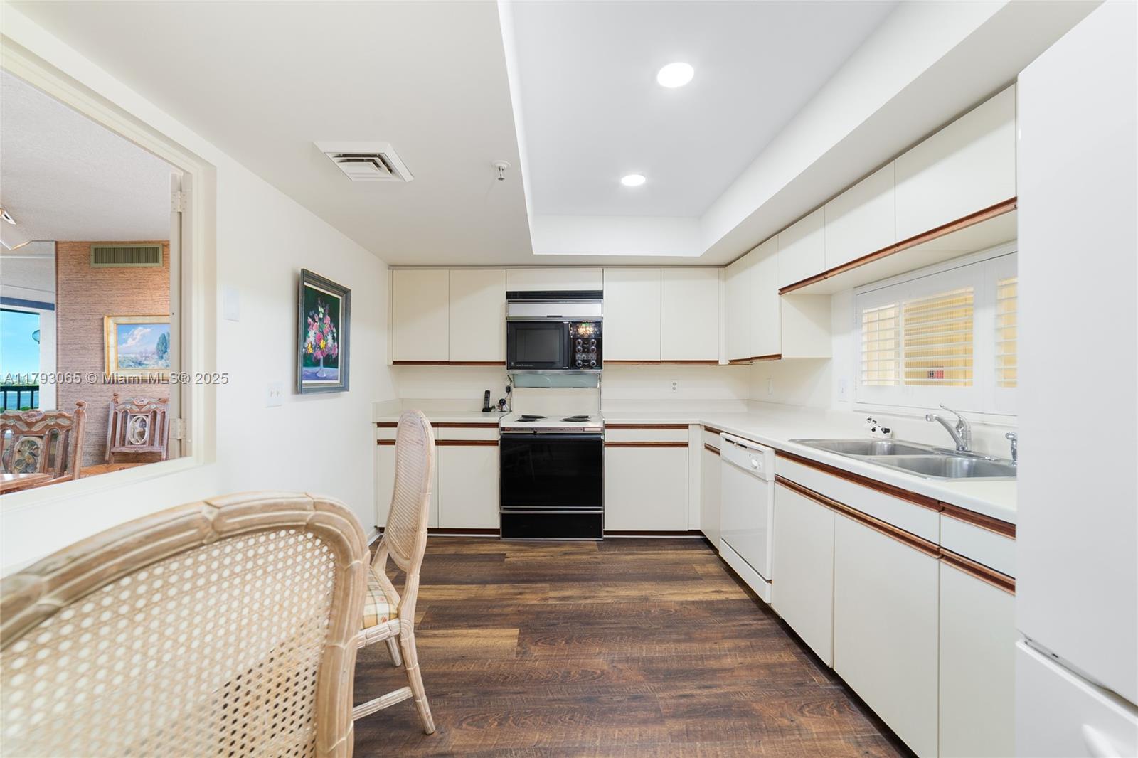 ENVOY CONDO - Residential