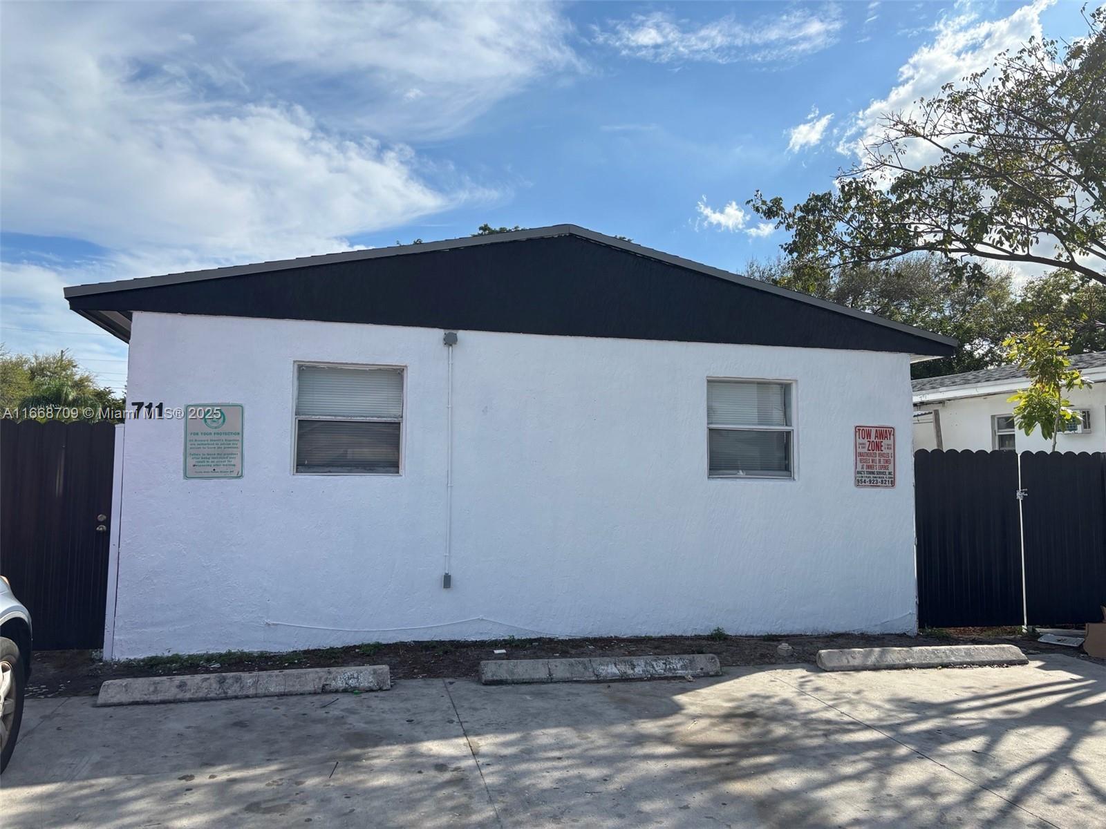 711 SW 10th St