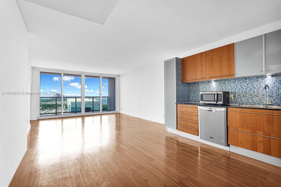 100 Bayview Dr 1223