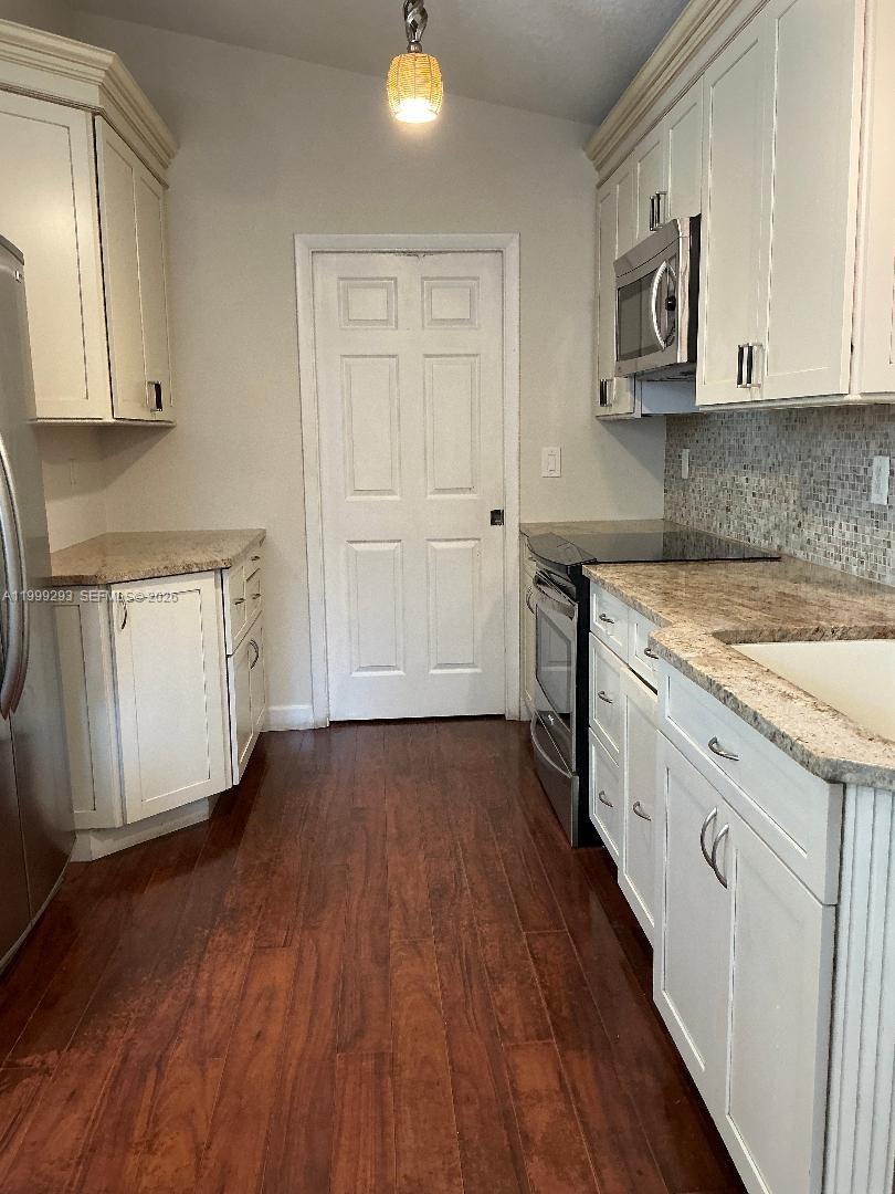 EMBASSY LAKES - Residential