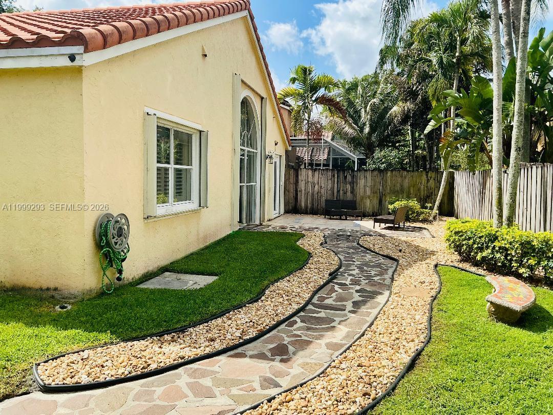 EMBASSY LAKES - Residential