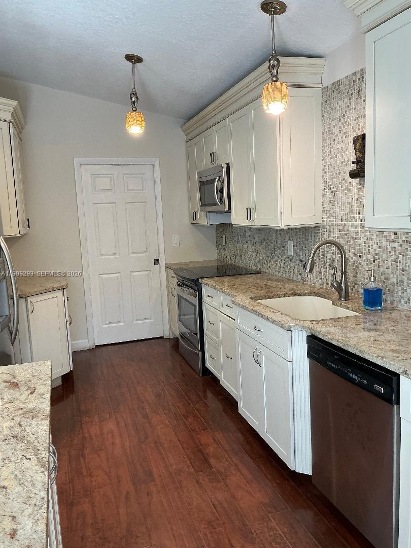 EMBASSY LAKES - Residential