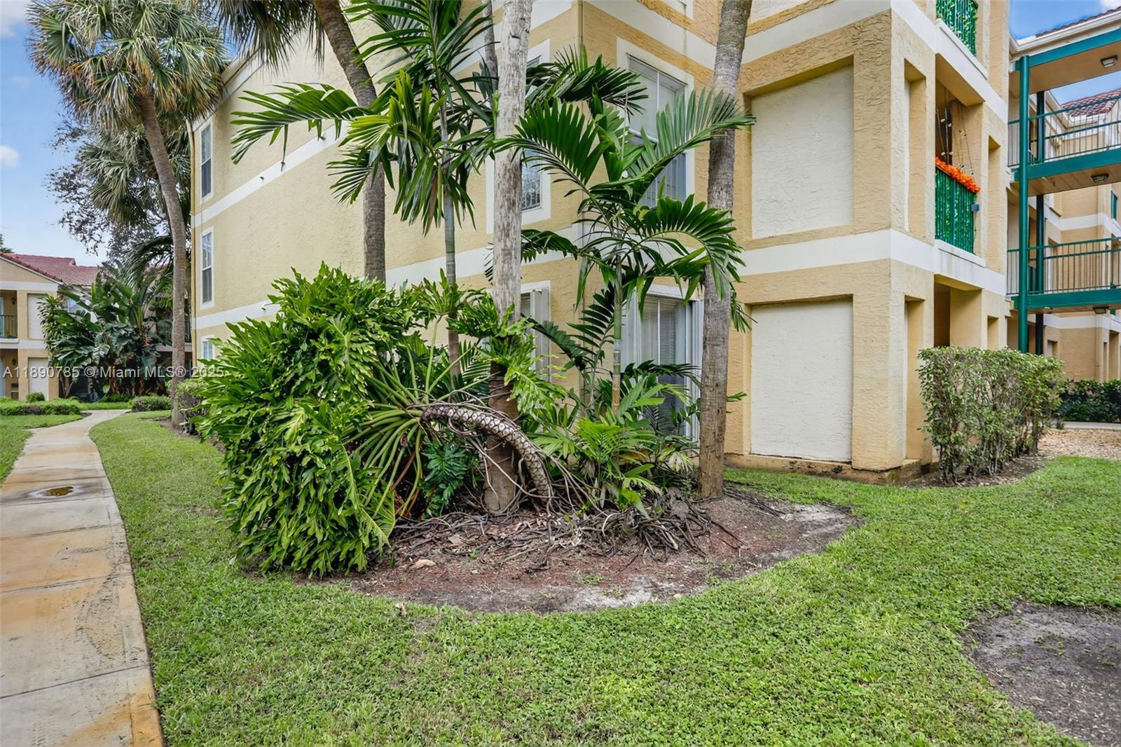 SAVANNAH AT RIVERSIDE CON - Residential