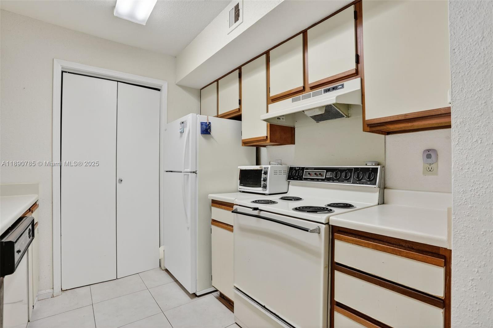 875 Riverside Dr 716