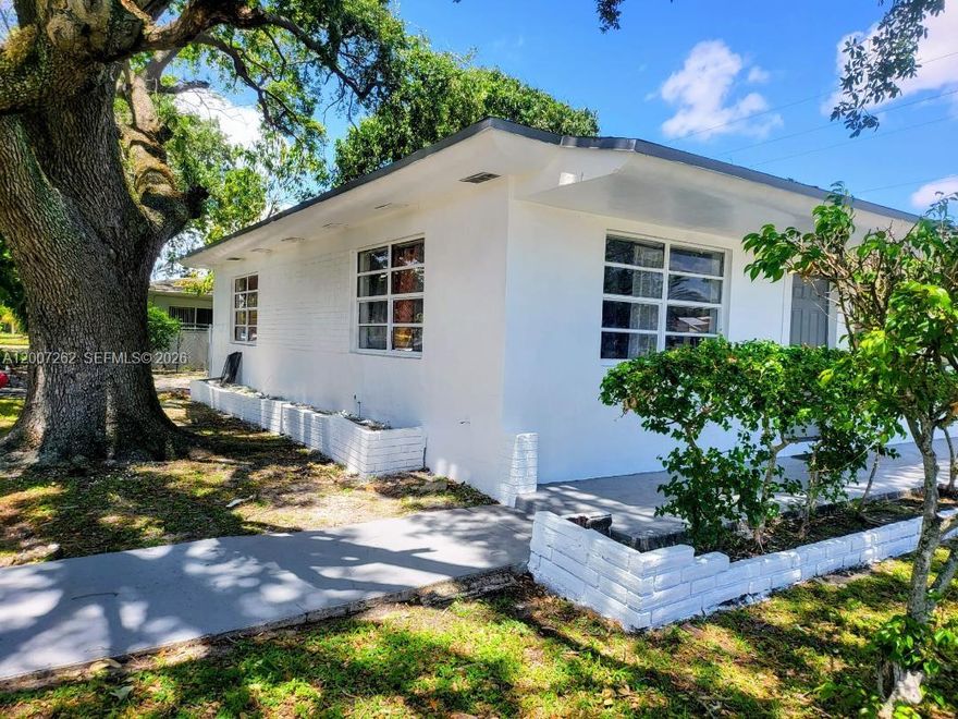 Income duplex located in North Miami Beach, close to the mall, shopping center, grocery stores and transportations.
Price to sell fast. Please bring your pre-approved buyers. It won't last.