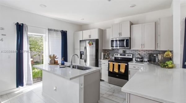 856 SE 16TH CT, HOMESTEAD, FL 33034 - Image 8c65e68126a80ae82b9543c19ae6bfc9/3234566342