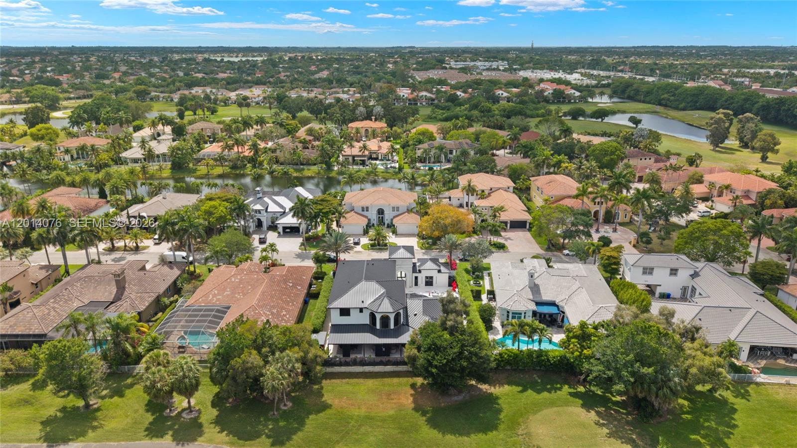 HOLLYWOOD LAKES COUNTRY C - Residential