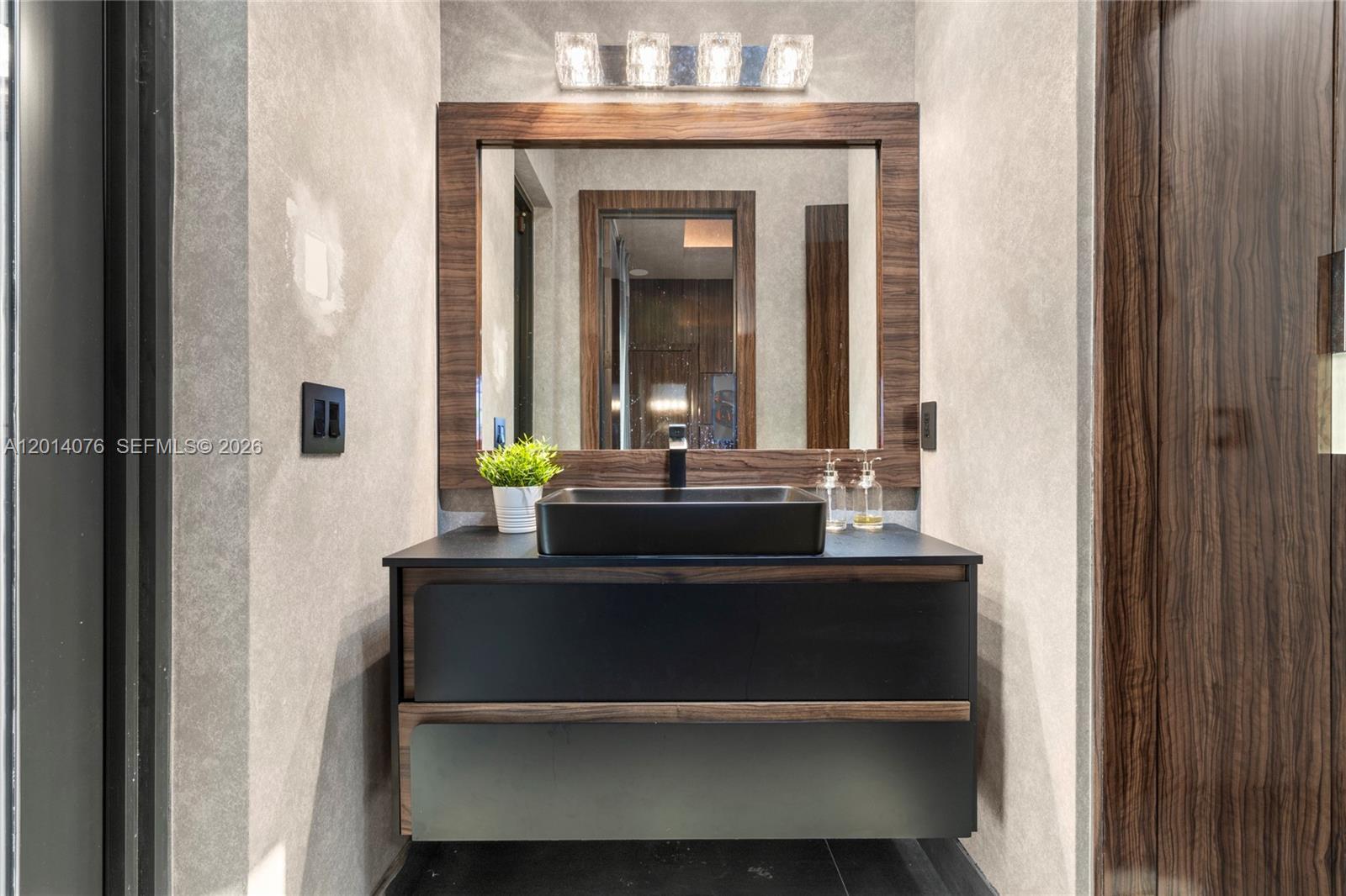 HOLLYWOOD LAKES COUNTRY C - Residential