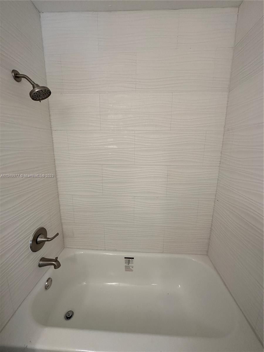 THE COURTS AT KENDALL CON - Residential Lease