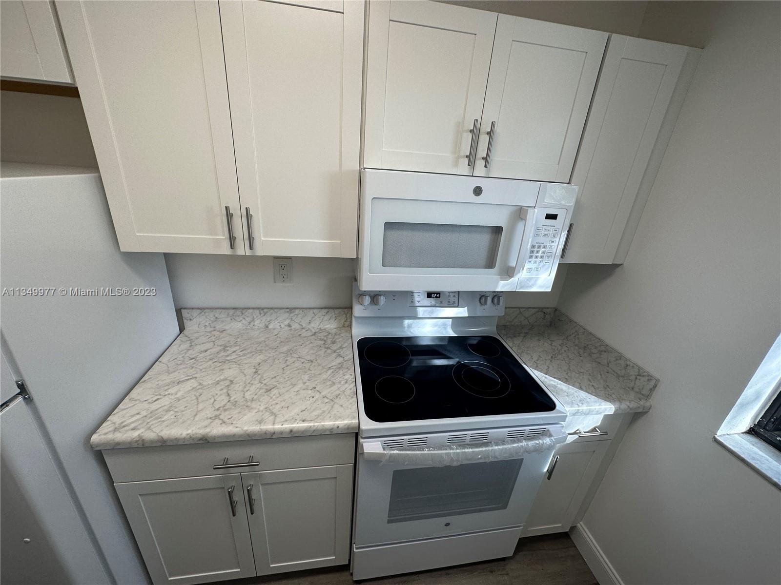 THE COURTS AT KENDALL CON - Residential Lease