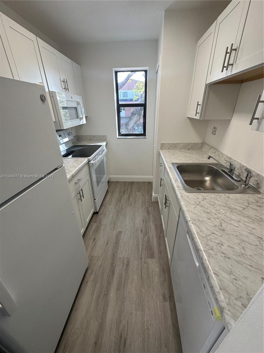 THE COURTS AT KENDALL CON - Residential Lease