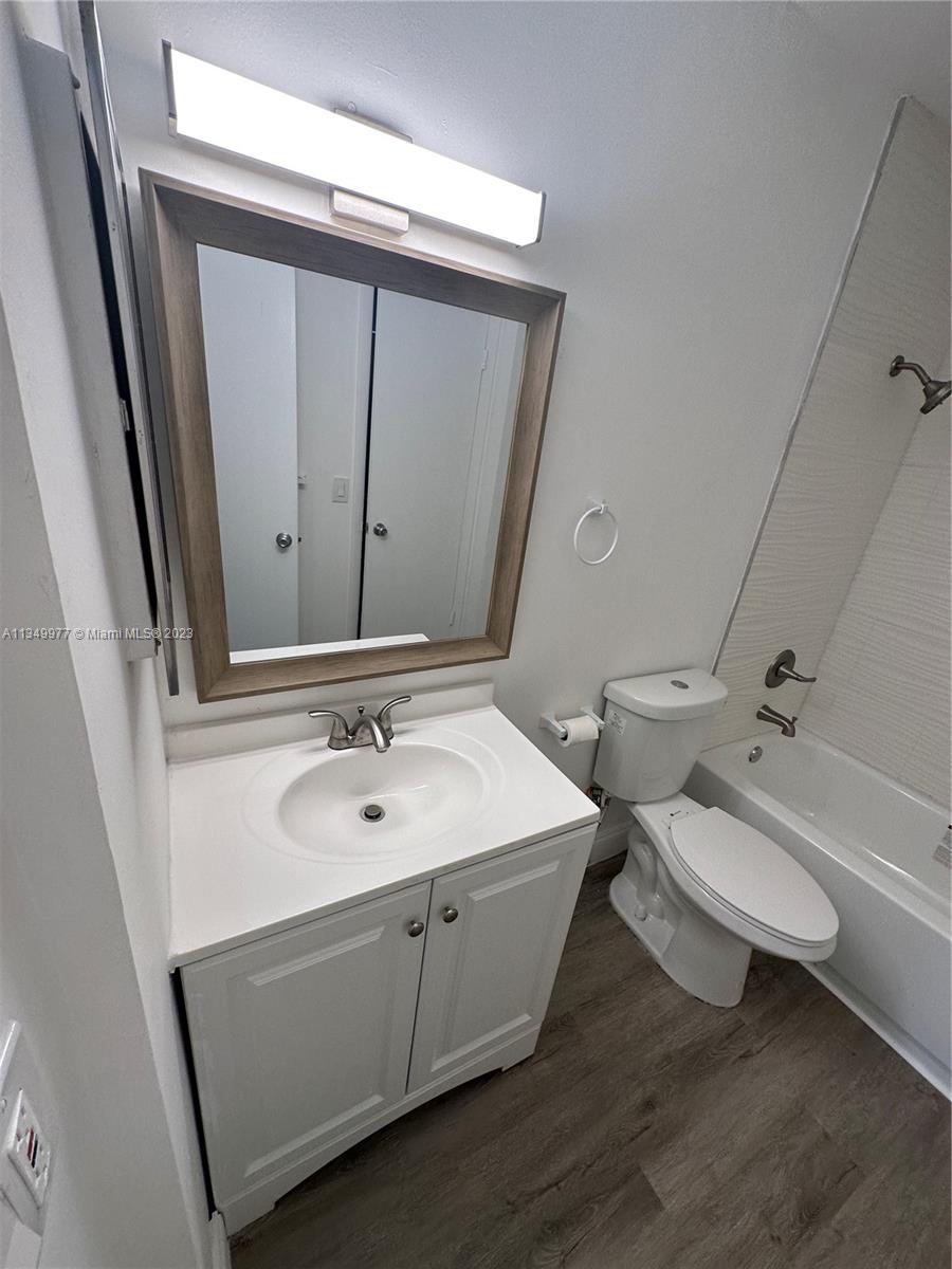 THE COURTS AT KENDALL CON - Residential Lease