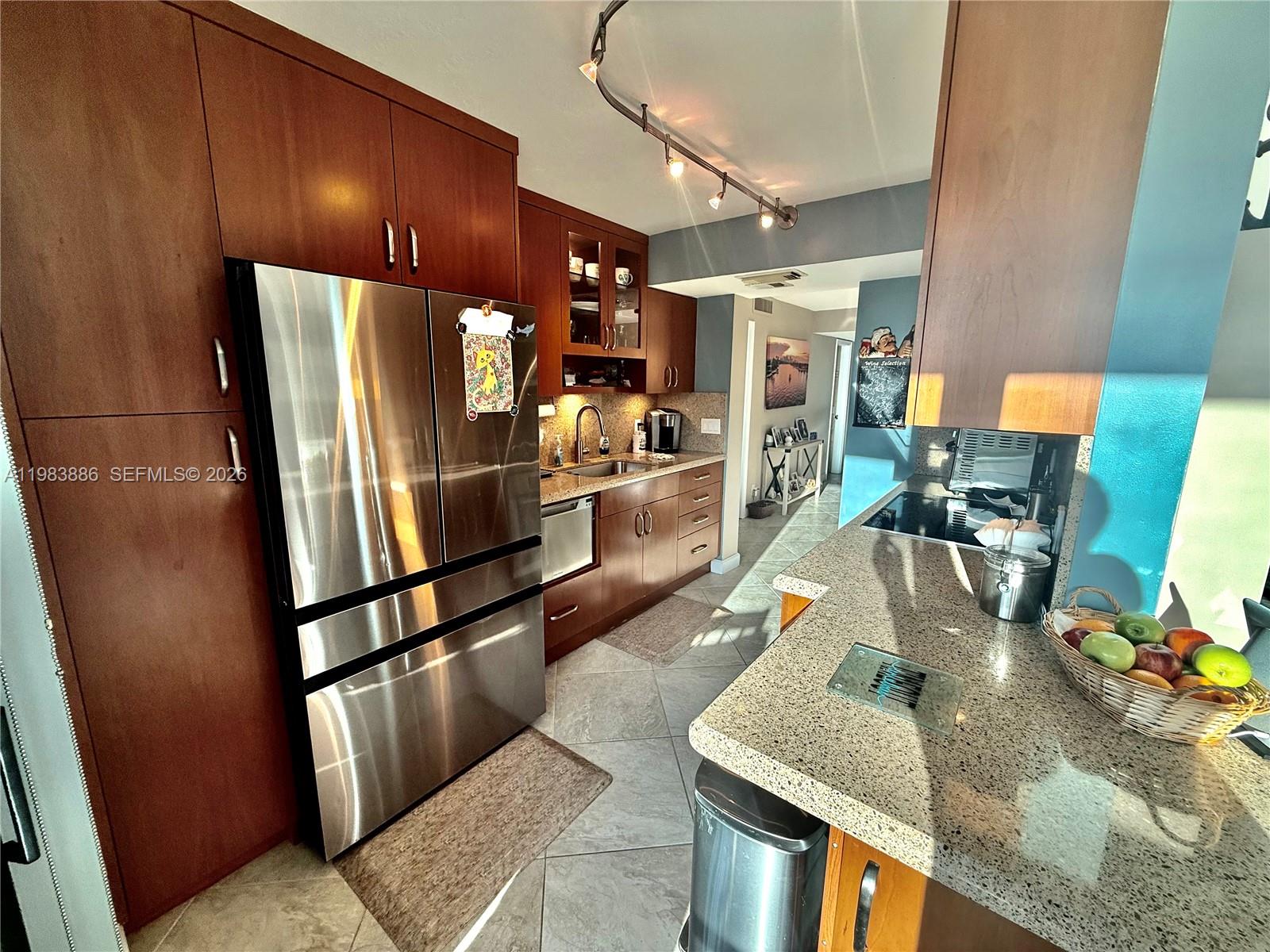 RIVER REACH CONDOMINIUM V - Residential