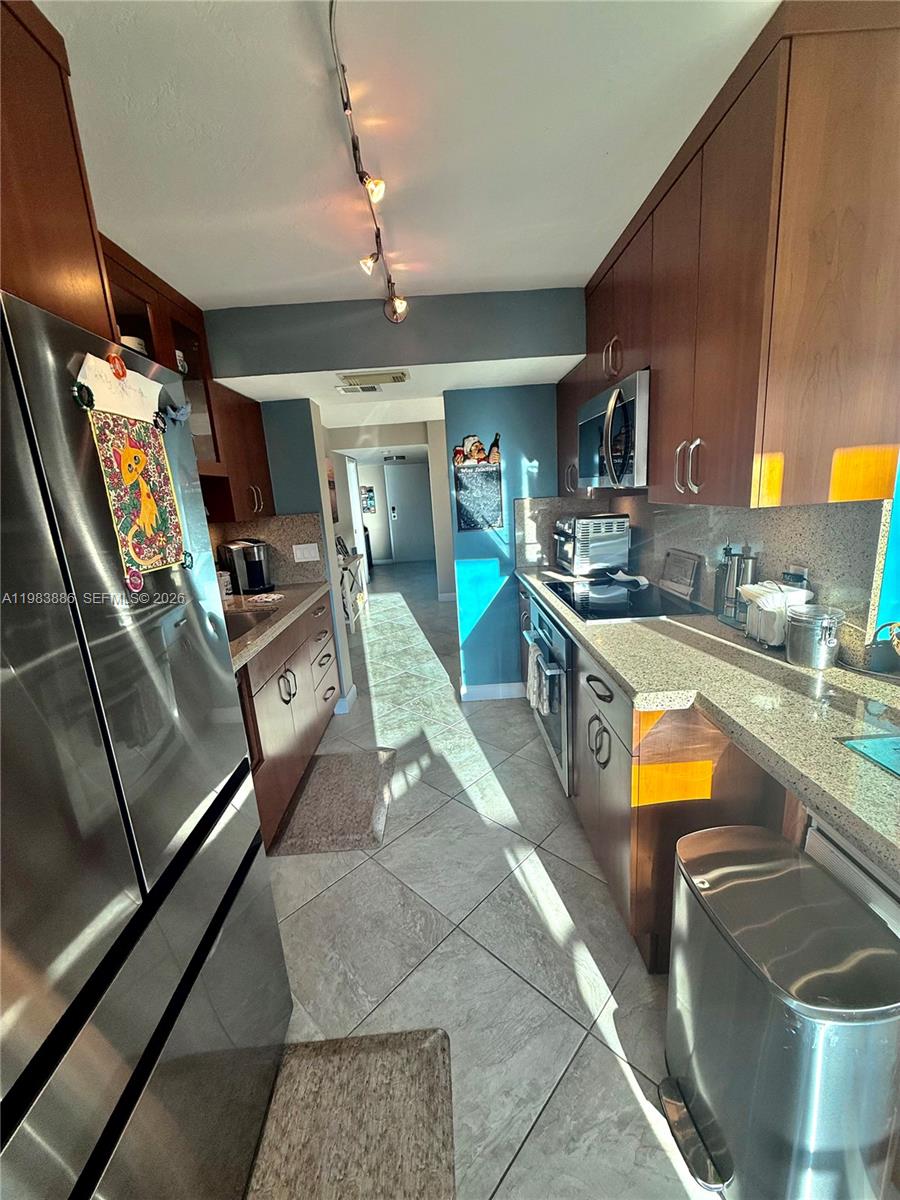 RIVER REACH CONDOMINIUM V - Residential