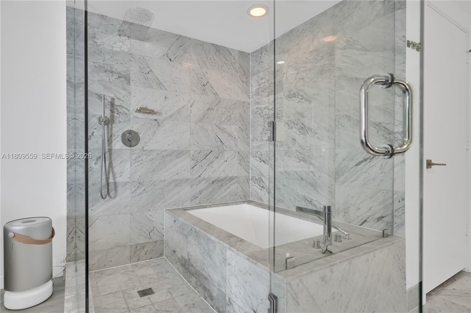 ONE PARAISO CONDO - Residential