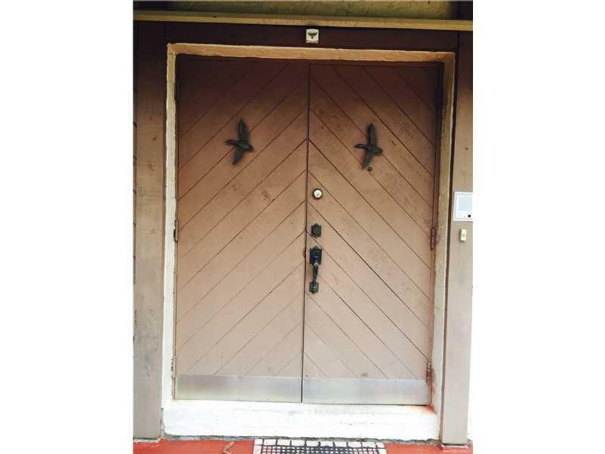 CORNER 1 STORY VILLA...VAULTED CEILINGS WITH SKY-LIGHTS.  ALL SLIDING DOORS FACE WATER VIEW WITH LOTS OF NATURAL LIGHT  COMPLEX HAS POOL, TENNIS, DOCKS.  SHORT RIDE TO BEACH, CASINO AND AVENTURA MALL.  WALK TO SHOPS AND RESTUARANTS.