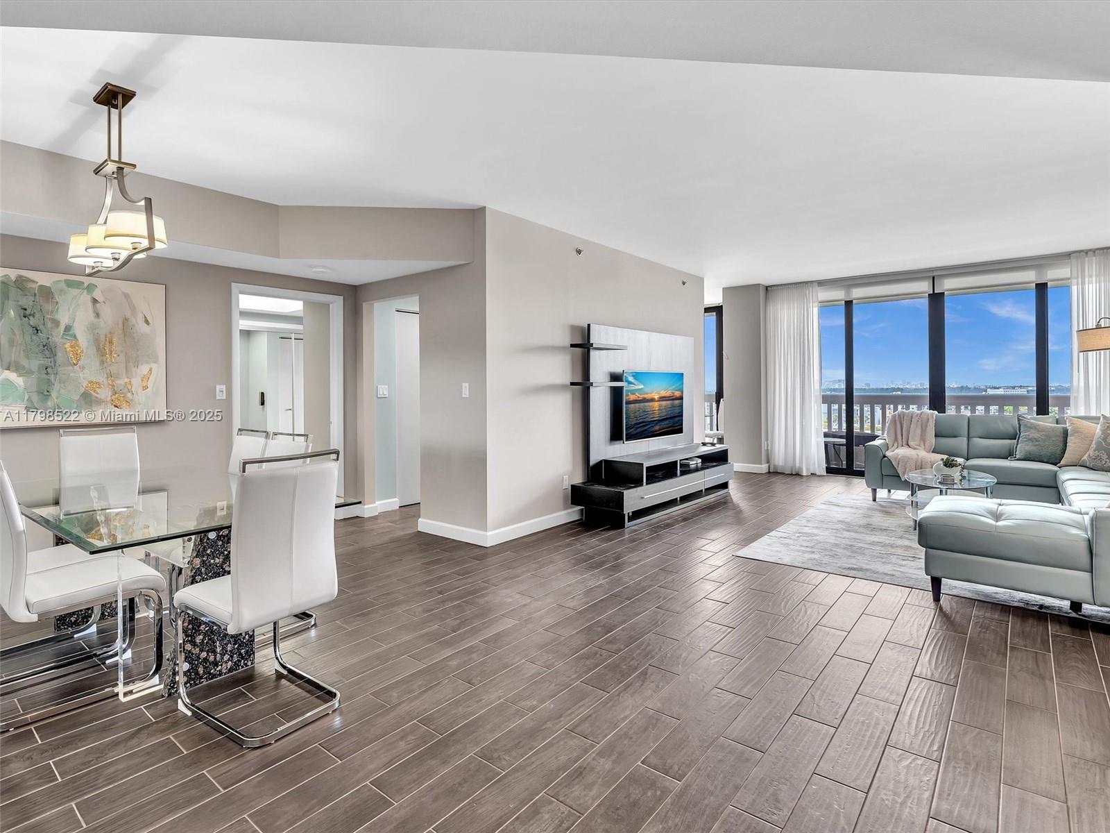 2000 Island Blvd 1203