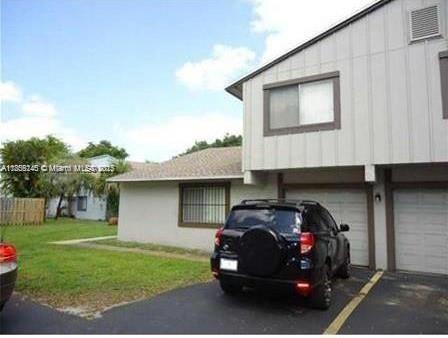 This charming townhouse features spacious and bright areas, perfect for enjoying comfort. The location is ideal, close to shops, restaurants, and parks, allowing you to enjoy the neighborhood's amenities and the tranquility this home offers. Currently rented for $1,775.00 a month until December 2025, it’s a great investment opportunity!