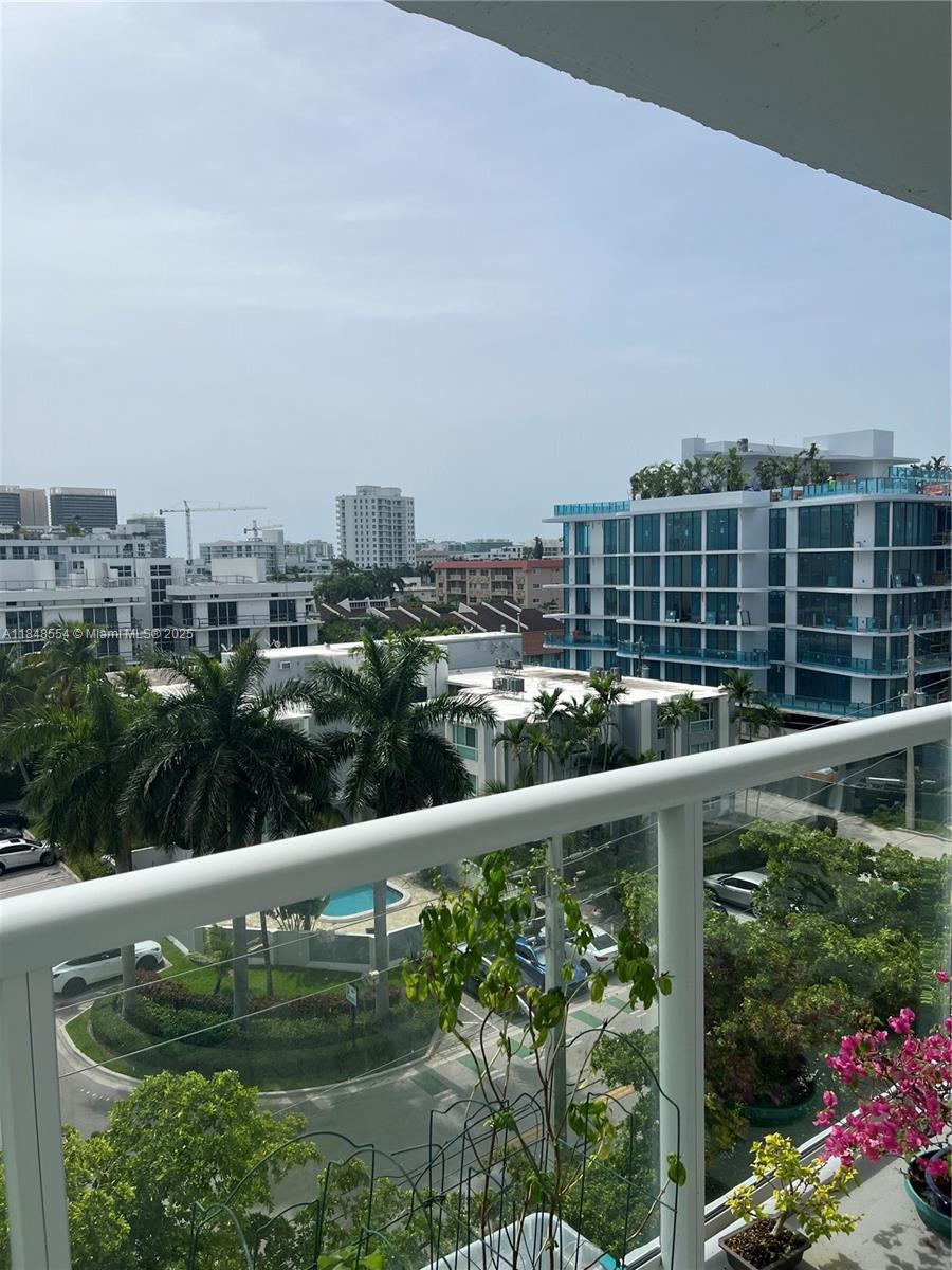 Spacious 2-bedroom, 2.5-bathroom condo nestled in a prime location with 1480 sq ft.Building has Pool and Gym, Vacant and easy to show!!!! Building boats a covered garage, doorman and an open dock for launching kayaks, paddle boats or for pick-up or drop-offs by boats. Located in a desirable neighborhood, close to world-class shopping, restaurants and much more this property offers both convenience and ultimate location. T