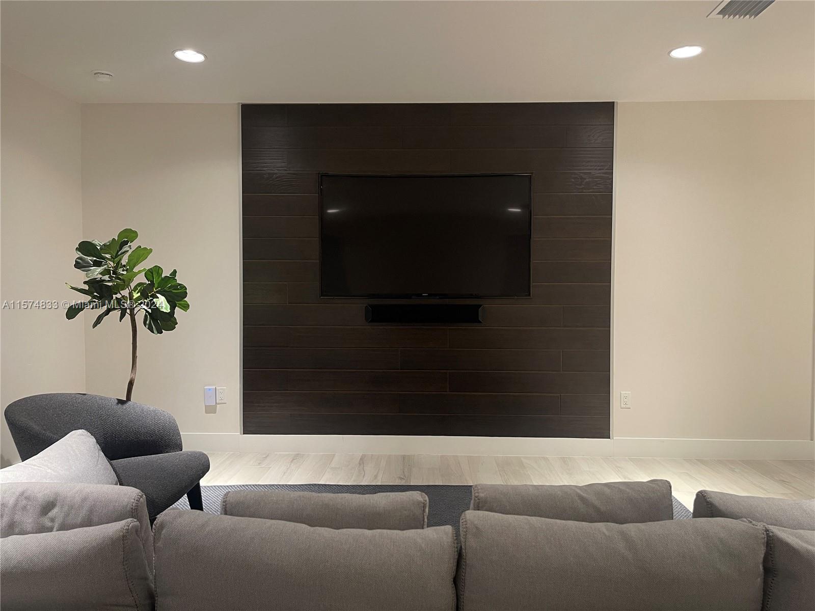 DORAL COMMONS - Residential