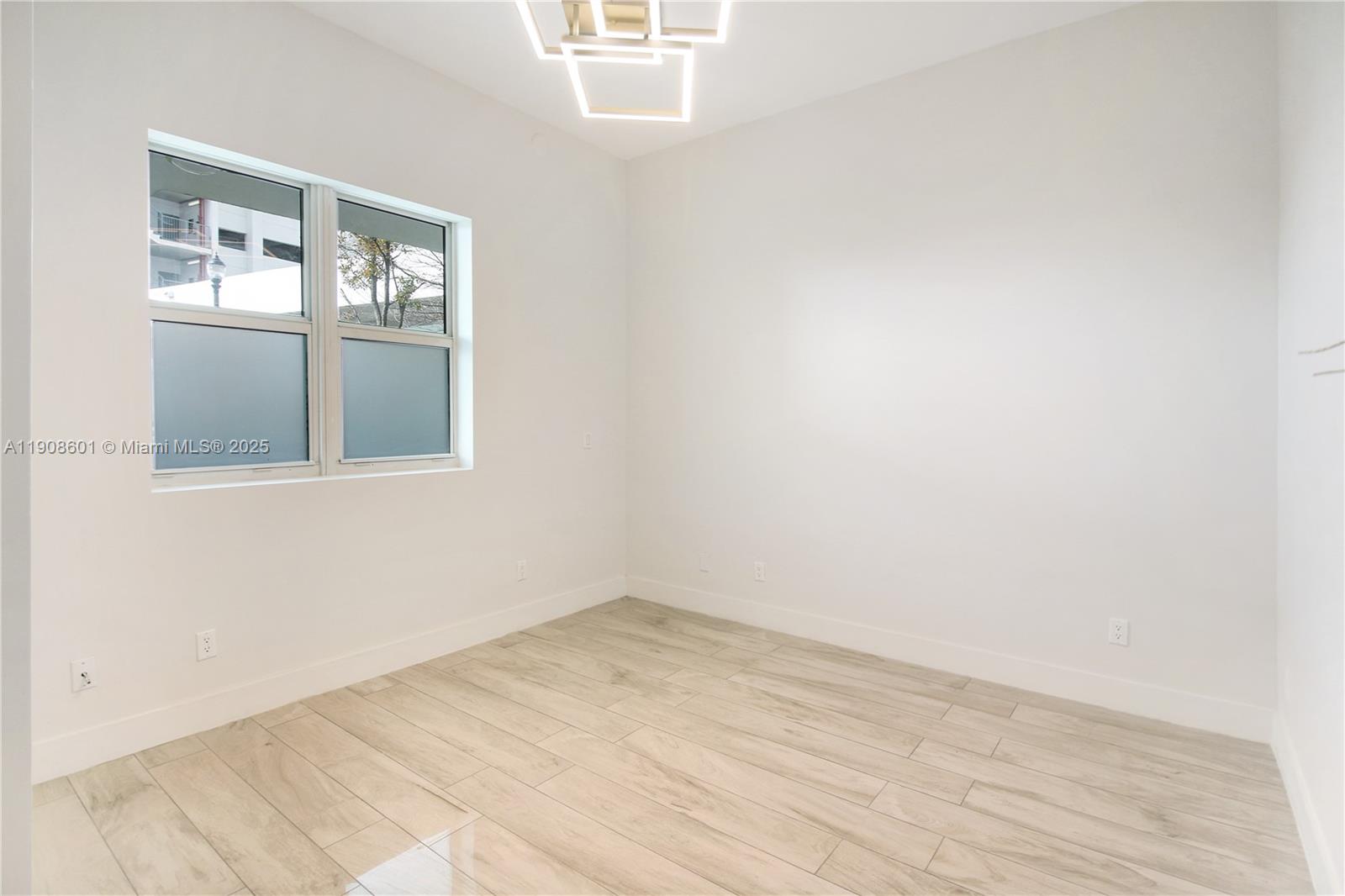 THE OAKS I CONDO - Residential Lease