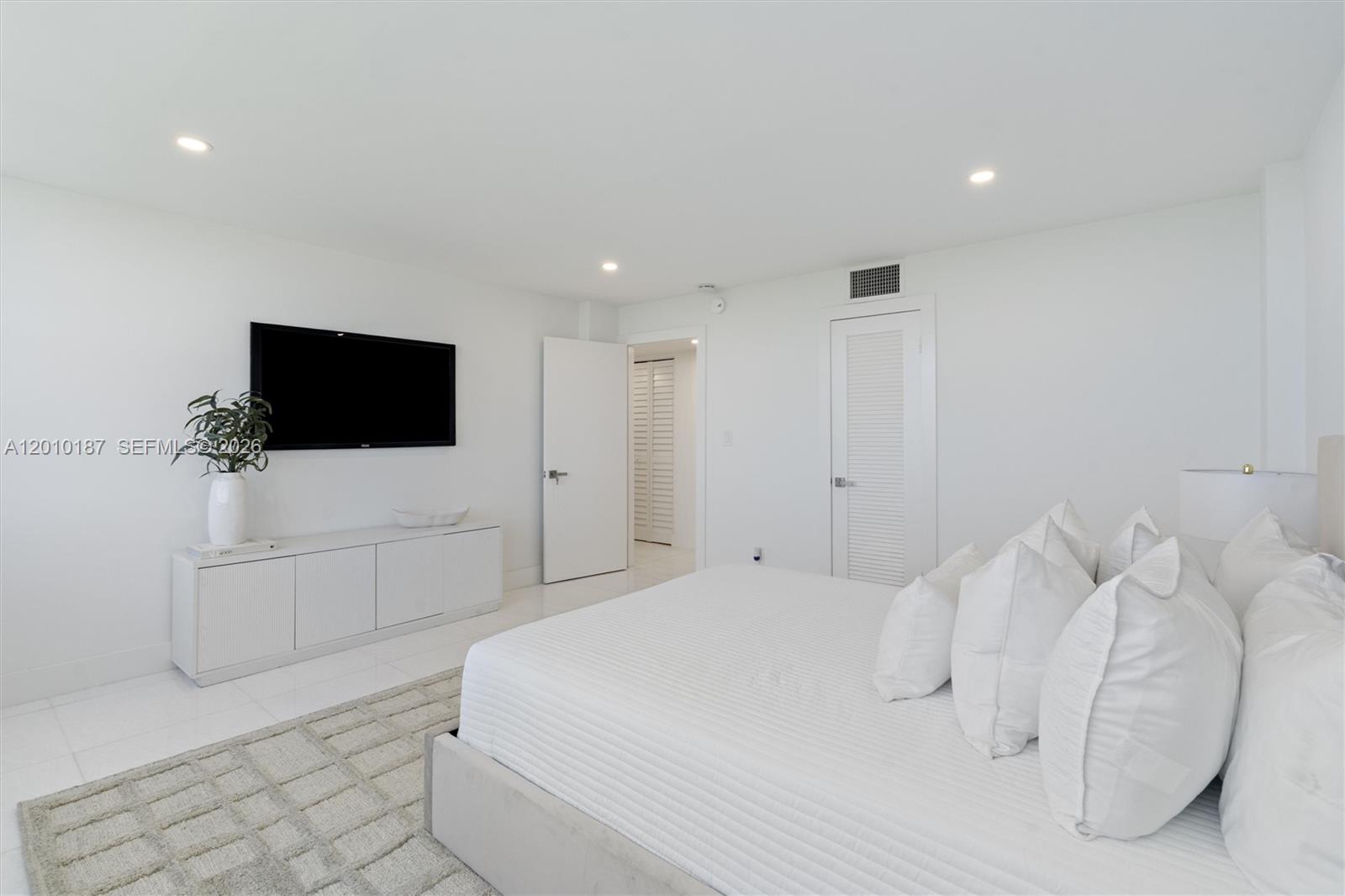 CLOISTER DEL MAR - Residential
